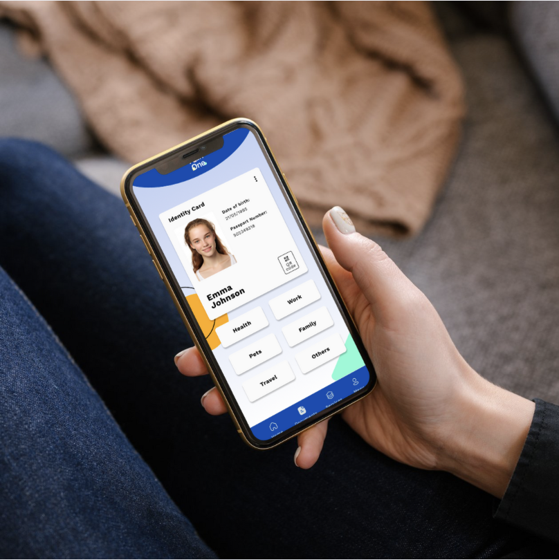 L'application ID Wallet All-in-One ouverte sur un téléphone tenu dans la main d'une personne