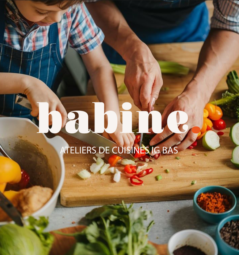 Deux personnes cuisinent sur une table en bois avec des légumes frais et épices, texte 'Babine - ateliers de cuisine IG bas